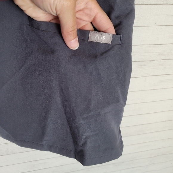 FIGS Casma Three-Pocket Scrub Top in Graphite, sz XS - Picture 4 of 12